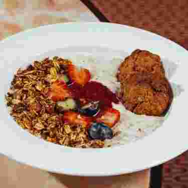 oatmeal-with-granola-and-cookies.webp