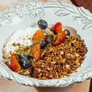 breakfast/20260609111858-greek-yogurt-granola-and-fresh-berries.webp