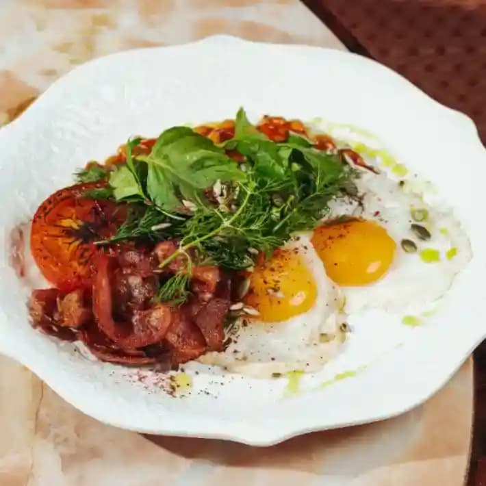 breakfast/20260609112106-eggs-tomato-beans-and-bacon.webp