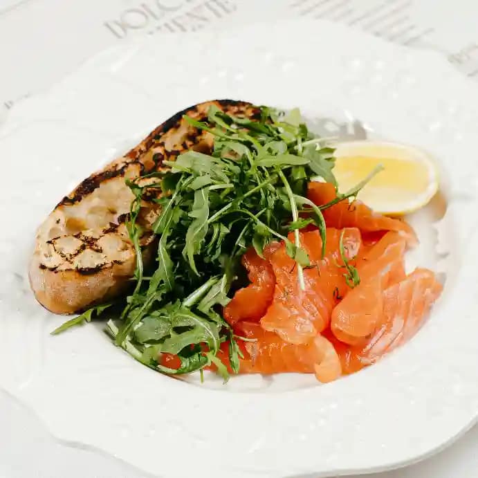 meals/20260721104147-salmon-gravlax-with-arugula-and-ciabatta.webp