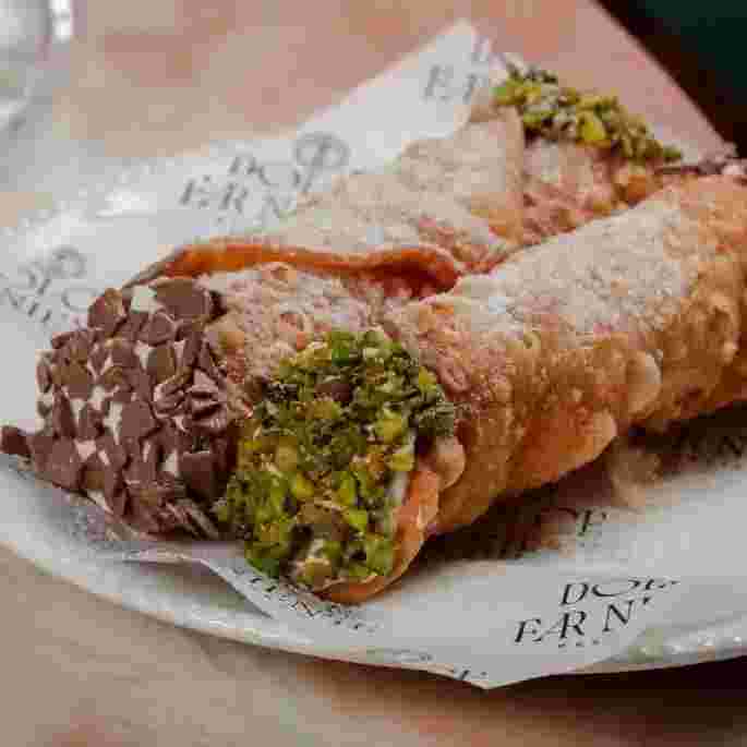 cannoli-with-pistachios-and-chocolate.webp