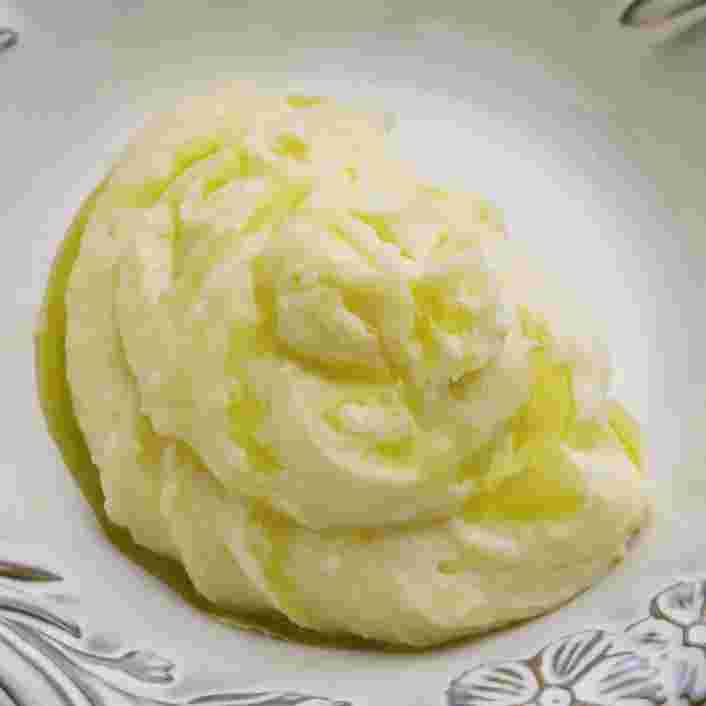 mashed-potatoes-with-truffle-oil.webp