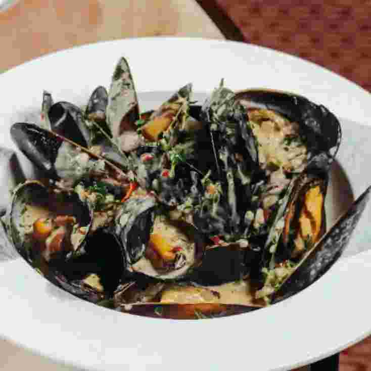mussels-with-creamy-garlic-sauce.webp