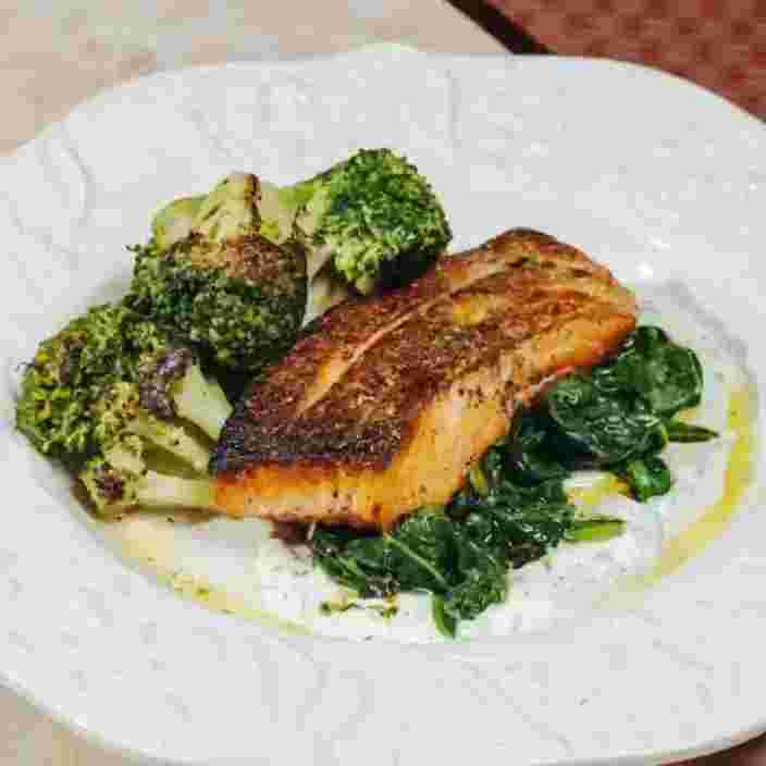 salmon-with-broccoli-and-spinach.webp